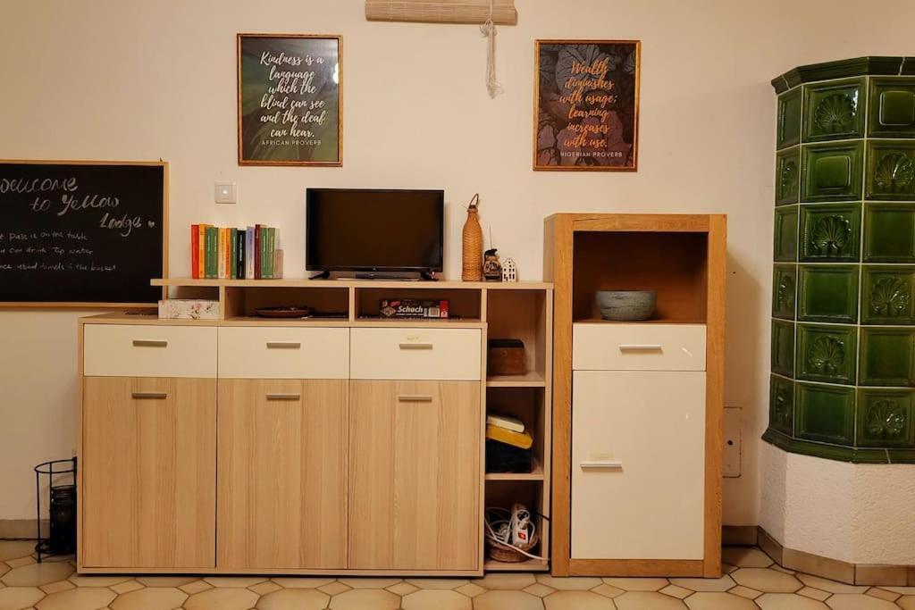 Colourful 2.5 Bedroom With Large Balcony & Garden. Prinzersdorf Extérieur photo