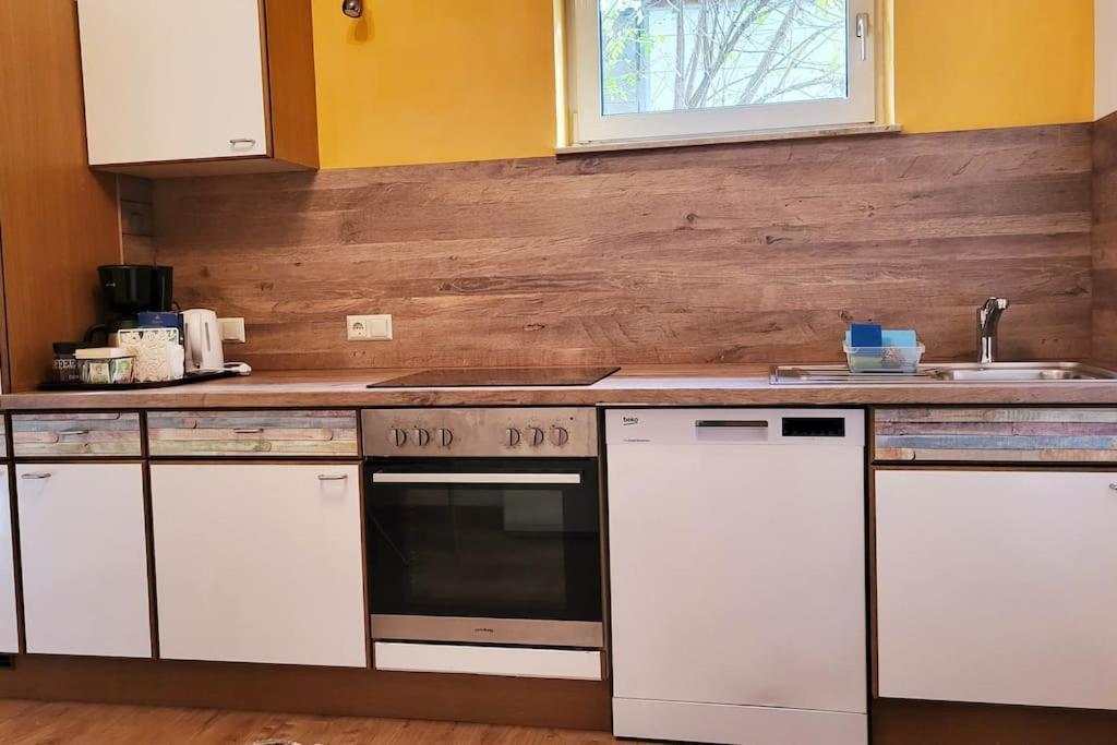 Colourful 2.5 Bedroom With Large Balcony & Garden. Prinzersdorf Extérieur photo